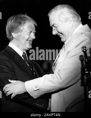 5 mai 1977 - Londres, Angleterre, Royaume-Uni - Le Premier ministre britannique James Callaghan sourit et serre la main du président américain Jimmy Carter lors de son arrivée à l'aéroport de Heathrow. Le président est ici pour le grand sommet de Downing Street, dans la sorcière responsables de sept nations vont essayer de tirer le monde industriel hors de ses problèmes économiques. (Crédit Image : © Keystone Press Agency/Keystone USA par ZUMAPRESS.com) Banque D'Images