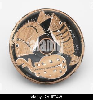 Le grec ancien. Plaque de poisson. 350-330 av. J.-C.-B. La Campanie. sols en terre cuite, décoré dans la red-figure décorées technique table animé repas de fête. Cette plaque rouge-figuré a été utilisé, comme son décor suggère, pour servir les fruits de mer, un des principaux produits de l'alimentation méditerranéenne. Jus savoureux regroupés dans la concavité centrale, qui peut aussi contenir des sauces. Banque D'Images