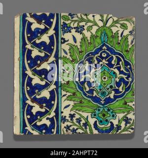 Islamique. La tuile. 1601-1700. Damas. Fritware, peint en bleu, turquoise, vert, violet et noir sous glaçure transparente cette tuile appartient au groupe de la céramique parfois appelé Damas ou République ware qui sont étroitement liés à la céramique d'Iznik. Ces articles ont été produits à Damas dans le milieu du 16e siècle, lorsque le sultan ottoman, Soliman le Magnifique, envoyé d'Iznik potters pour réparer et restaurer carrelage au Dôme du Rocher à Jérusalem. Après la remise à neuf du carrelage, ces artisans s'installe à Damas, où ils ont continué à produire des tuiles et des navires. Bien que similaire au style Banque D'Images