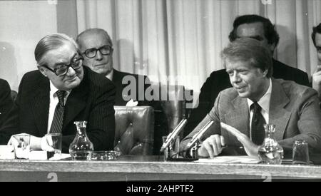 Mai 08, 1977 - Londres, Angleterre, Royaume-Uni - les dirigeants du monde tiennent une conférence de presse à la fin de la Sommet de Downing Street à Banqueting House Whitehall. Ceci conclut les deux jours de conférence au sommet de Downing Street. Le Premier ministre britannique James Callaghan, assis avant gauche, l'écoute en tant que président américain Jimmy Carter, assis à droite, parle à la presse au cours de la conférence. (Crédit Image : © Keystone Press Agency/Keystone USA par ZUMAPRESS.com) Banque D'Images