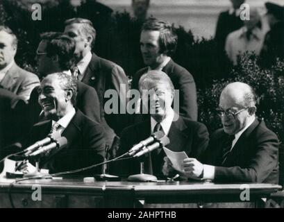 Mar 26, 1979 - Washington, District of Columbia, États-Unis - le président égyptien Anouar el Sadate, le président américain Jimmy Carter et le Premier Ministre israélien Menahem Begin s'asseoir à une table juste avant la signature du traité de paix entre l'Égypte et Israël. (Crédit Image : © Keystone Press Agency/Keystone USA par ZUMAPRESS.com) Banque D'Images