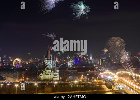 Wien, Vienne : Silvester (Nouvel An de l'An), Fireworks, centre-ville de Vienne, pont Reichsbrücke, église Franz von Assisi, Grande Roue, cathédrale St Banque D'Images