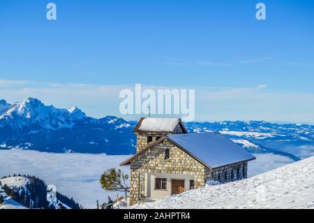 Vue panoramique alipne et la neige vue depuis le Mont Rigi Kulm Kaltbad près de Gersau Suisse Banque D'Images