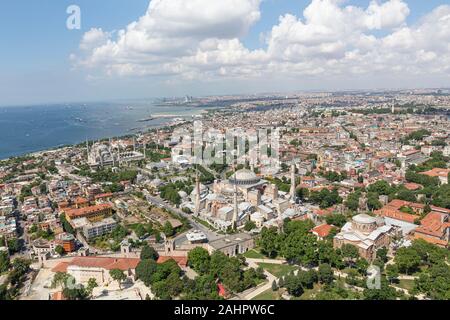 Photo aérienne d'Istanbul. Vue d'hélicoptère ; de Sainte-Sophie, de la mosquée. Banque D'Images