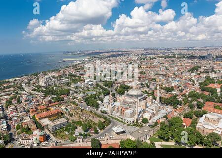 Photo aérienne d'Istanbul. Vue d'hélicoptère ; de Sainte-Sophie, de la mosquée. Banque D'Images