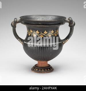 Le grec ancien. Kantharos (tasse de boisson). 300 av. J.-C.-B. 275. Pouilles. terre cuite, la fin de Gnathia ware Cette coupe est un exemple de Gnathia ware, nommé d'après l'ancienne ville d'Egnazia (moderne) où les premiers exemples ont été trouvés. Gnathia ware est caractérisée par des motifs polychromes et des modèles créés par l'application de violet-rouge, jaune et blanc directement au-dessus de black avant les navires ont été tirés. Banque D'Images