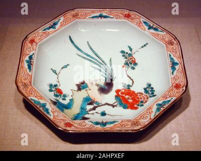 Arita-ware plat octogonal Kakiemon. 1701-1800. Le Japon. Avec l'émail de porcelaine decoration Banque D'Images