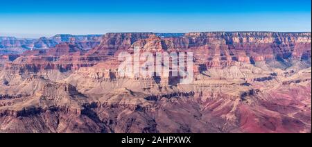 Une vue de l'accidenté, mais magnifique Grand Canyon National Park au cours d'une journée lumineuse montre les détails complexes des crêtes et des formations. Banque D'Images