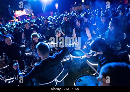 Edinburgh, Ecosse, Royaume-Uni. 31 Dec 2019. La célèbre Edinburgh Hogmanay partie. Sur la photo de l'équipage du tambour d'Édimbourg Harbingers. Iain Masterton/Alamy Live News Banque D'Images