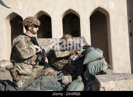 Bagdad, Iraq. 31 Dec, 2019. Les soldats de l'Armée américaine à partir de la 1ère Brigade, 25e Division d'infanterie, l'homme, tâche Force-Iraq positions défensives à base d'Union européenne III, à Bagdad, l'Iraq, le 31 décembre 2019. Des dizaines de partisans de la milice chiite irakien en colère ont fait irruption dans l'ambassade américaine à Bagdad, mardi, après avoir pulvérisé une porte principale et de mettre le feu à une aire de réception. Photo par le Major Charlie Dietz/U.S. Crédit : l'armée/UPI UPI/Alamy Live News Banque D'Images