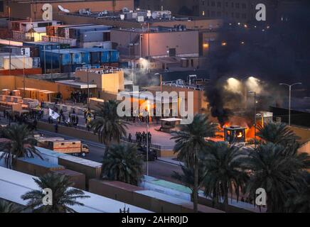 Bagdad, Iraq. 31 Dec, 2019. Les manifestants ont mis le feu à l'entrée d'un point de contrôle à l'ambassade des États-Unis à Bagdad, en Iraq, le 31 décembre 2019. Photo prise par le s.. Desmond Cassell/U.S. Crédit : l'armée/UPI UPI/Alamy Live News Banque D'Images