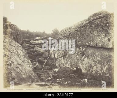 Alexander Gardner. Accueil d'un rebelle Sharpshooter, Gettysburg. 1863. United States. L'albumine, pl. 41 de l'album photographique de Gardner carnet de croquis de la guerre, tome 1 (1866) Alexander Gardner documented America's Civil War, se concentrant sur des scènes au camp ainsi que les tragiques conséquences des combats. Après la guerre, en 1865, il publie son carnet à dessins photographiques de la guerre, deux volumes de 50 tirages chacun accompagné par floridly descriptions écrites des scènes lui et son personnel photographique a été témoin. À Gettysburg, l'une des batailles les plus meurtrières, et un tournant dans la conf Banque D'Images