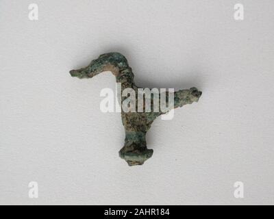 Le grec ancien. Fragment d'oiseaux. 800 701 av. J.-C.-B. La Grèce. Ce bronze bronze précieux objet est une fête votive, ou don de piété, fait comme une offrande aux dieux. Ils viennent dans beaucoup de formes, comme les animaux, des perles et des broches. Une fois que beaucoup ne semblent pas avoir été attaché à quelque chose d'autre. Lampions étaient accrochés des arbres sacrés ou placés dans les sanctuaires autour de la Grèce. Une fois qu'un culte était pleine, l'ont été solennellement enterré votives pour faire de la place pour plusieurs offres. Banque D'Images