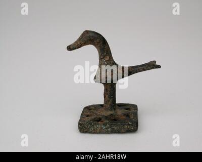 Le grec ancien. Joint à l'oiseau. 750 avant J.-C.-700 av. La Thessalie. Ce bronze bronze précieux objet est une fête votive, ou don de piété, fait comme une offrande aux dieux. Ils viennent dans beaucoup de formes, comme les animaux, des perles et des broches. Une fois que beaucoup ne semblent pas avoir été attaché à quelque chose d'autre. Lampions étaient accrochés des arbres sacrés ou placés dans les sanctuaires autour de la Grèce. Une fois qu'un culte était pleine, l'ont été solennellement enterré votives pour faire de la place pour plusieurs offres. Banque D'Images