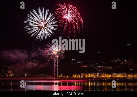 Ynyslas, Ceredigion, pays de Galles, Royaume-Uni. 01 janvier 2020 UK Weather : un doux clair de nuit - Aberdyfi Aberdovey dans Gwynedd, Pays de Galles, comme ils l'ensemble de leurs feux d'artifice pour célébrer la nouvelle année de 2020, vue de l'ensemble de l'estuaire à Ynyslas Dyfi Dunes. © Ian Jones/Alamy Live News Banque D'Images