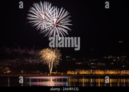 Ynyslas, Ceredigion, pays de Galles, Royaume-Uni. 01 janvier 2020 UK Weather : un doux clair de nuit - Aberdyfi Aberdovey dans Gwynedd, Pays de Galles, comme ils l'ensemble de leurs feux d'artifice pour célébrer la nouvelle année de 2020, vue de l'ensemble de l'estuaire à Ynyslas Dyfi Dunes. © Ian Jones/Alamy Live News Banque D'Images