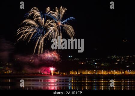 Ynyslas, Ceredigion, pays de Galles, Royaume-Uni. 01 janvier 2020 UK Weather : un doux clair de nuit - Aberdyfi Aberdovey dans Gwynedd, Pays de Galles, comme ils l'ensemble de leurs feux d'artifice pour célébrer la nouvelle année de 2020, vue de l'ensemble de l'estuaire à Ynyslas Dyfi Dunes. © Ian Jones/Alamy Live News Banque D'Images