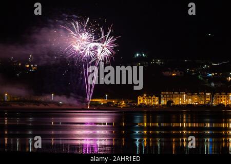 Ynyslas, Ceredigion, pays de Galles, Royaume-Uni. 01 janvier 2020 UK Weather : un doux clair de nuit - Aberdyfi Aberdovey dans Gwynedd, Pays de Galles, comme ils l'ensemble de leurs feux d'artifice pour célébrer la nouvelle année de 2020, vue de l'ensemble de l'estuaire à Ynyslas Dyfi Dunes. © Ian Jones/Alamy Live News Banque D'Images