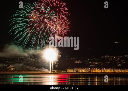 Ynyslas, Ceredigion, pays de Galles, Royaume-Uni. 01 janvier 2020 UK Weather : un doux clair de nuit - Aberdyfi Aberdovey dans Gwynedd, Pays de Galles, comme ils l'ensemble de leurs feux d'artifice pour célébrer la nouvelle année de 2020, vue de l'ensemble de l'estuaire à Ynyslas Dyfi Dunes. © Ian Jones/Alamy Live News Banque D'Images