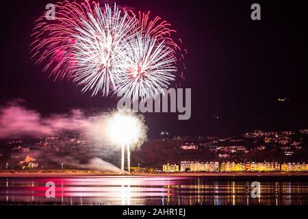 Ynyslas, Ceredigion, pays de Galles, Royaume-Uni. 01 janvier 2020 UK Weather : un doux clair de nuit - Aberdyfi Aberdovey dans Gwynedd, Pays de Galles, comme ils l'ensemble de leurs feux d'artifice pour célébrer la nouvelle année de 2020, vue de l'ensemble de l'estuaire à Ynyslas Dyfi Dunes. © Ian Jones/Alamy Live News Banque D'Images