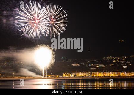 Ynyslas, Ceredigion, pays de Galles, Royaume-Uni. 01 janvier 2020 UK Weather : un doux clair de nuit - Aberdyfi Aberdovey dans Gwynedd, Pays de Galles, comme ils l'ensemble de leurs feux d'artifice pour célébrer la nouvelle année de 2020, vue de l'ensemble de l'estuaire à Ynyslas Dyfi Dunes. © Ian Jones/Alamy Live News Banque D'Images