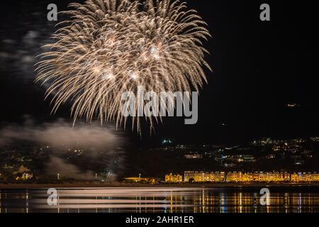 Ynyslas, Ceredigion, pays de Galles, Royaume-Uni. 01 janvier 2020 UK Weather : un doux clair de nuit - Aberdyfi Aberdovey dans Gwynedd, Pays de Galles, comme ils l'ensemble de leurs feux d'artifice pour célébrer la nouvelle année de 2020, vue de l'ensemble de l'estuaire à Ynyslas Dyfi Dunes. © Ian Jones/Alamy Live News Banque D'Images