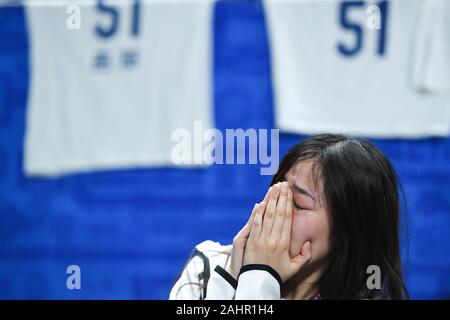 Beijing, Chine. 8e déc, 2019. Un membre du personnel pleure lors d'une activité de commémoration de Ji Zhe au centre sportif de Wukesong de Pékin, capitale de la Chine, le 8 décembre 2019. Credit : Ju Huanzong/Xinhua/Alamy Live News Banque D'Images