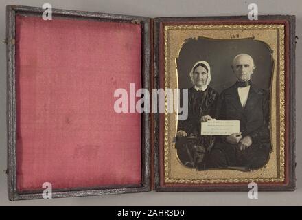 Inconnu. Sans titre (Couple marié). 1852. United States. Le daguerréotype daguerréotype fut inventée en France en 1839, mais a gagné sa popularité plus longue durée de vie en Amérique, où il a été très apprécié pour son détail fidèle et l'abordabilité. Dans les années 1850 surtout, des millions de daguerréotypes sont faites par les opérateurs qui rapidement appris la technique-impliquant des plaques de cuivre recouvert d'argent, chacune produisant une image unique pour répondre à la demande en plein essor pour les portraits. Le couple de personnes âgées assis illustré ici est titulaire d'une note de l'identification de leurs âges et de l'occasion pour l'image, leur 50e anniversaire de mariage 70 ans Banque D'Images