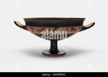 Le grec ancien. Kylix (coupe potable). 540-530 av. J.-C.-B. Grèce antique. terre cuite, décoré dans la technique à figures noires dans le centre de cette scène, un jeune homme dons armure pour bataille, l'apposition d'un tibia de la jambe gauche. Son casque repose sur le sol, et la femme qui se tenait devant lui tient son bouclier comme agents de bord. Approche de riders sur l'élevage de montures et une exécution de la jeunesse donnent l'impression d'urgence. Parce que le soldat n'est pas barbu, qui indique que les jeunes, et est beaucoup plus grand que les autres chiffres, qui indique souvent un statut spécial, il peut représenter le héros grec Achille Banque D'Images