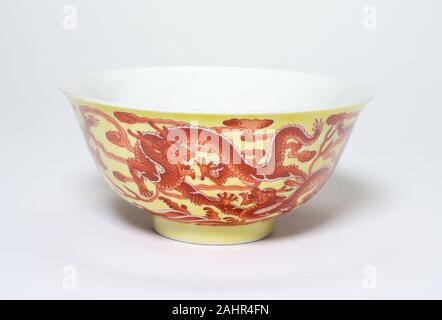 L'un d'une paire de Dragon Iron-Red jaune et bols. 1736-1795. La Chine. Porcelaine peinte en rouge et fer à repasser sous glaçure overglaze émail jaune Banque D'Images