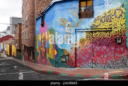 Street art et graffiti peint sur l'extérieur du bâtiment dans le quartier de La Candelaria de Bogota, Colombie Banque D'Images