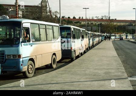 ISTANBUL, TURQUIE - le 26 décembre 2009 : Rangée de Dolmus, mini-fourgonnettes et attendent des passagers à la gare routière de harem, côté asiatique d'istanbul. Dolmus sont typiques T Banque D'Images