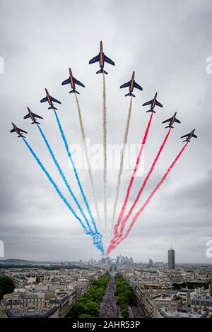 La Patrouille de France, voltige aérienne, au cours de la 14e de juillet 2019 fête nationale française à Paris, France Banque D'Images