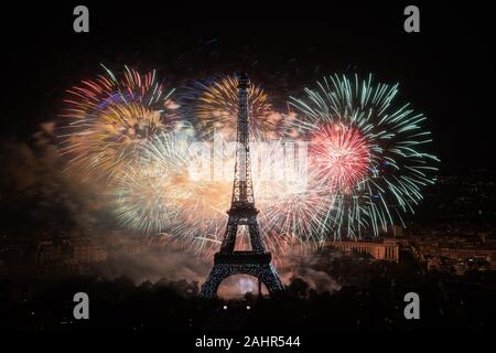D'artifice sur la Tour Eiffel durant le 14 juillet 2019 fête nationale française à Paris, France Banque D'Images