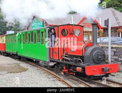 Machine à vapeur ,Elidir, et des voitures sur le lac Padarn Railway, Llanberis Banque D'Images