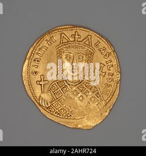 Byzantin. Solidus (Coin) de l'Impératrice Irène. 797-802 AD AD. Constantinople. Portraits d'or de gens importants apparaissent sur la monnaie locale dans le monde entier. Il en va de même dans la Rome antique, qui a commencé à produire sa première monnaie à la fin du 4 siècle avant J.-C.. Les pièces représentées au début les chefs de dieux et déesses à l'avant, souvent de profil, alors que l'arrière des animaux représentés, les ressources naturelles, les symboles et les références aux événements historiques. Il n'a pas été jusqu'à 44 AV que le portrait d'une personne vivante-Jules César-apparu sur pièces. Par la suite, des portraits de chefs ou de profil d'autres membres de Banque D'Images