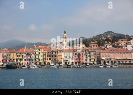 Port, Oneglia, Imperia, Ligurie, Riviera Italienne, Italie, Europe Banque D'Images