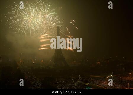 Lahore, Pakistan. 06Th Jan, 2020. Une belle vue imprenable sur le feu d'artifice le ciel au-dessus de l'icône, de la Tour Eiffel (réplique) à Bahria Town à Lahore pendant les célébrations du Nouvel An. Conformément à sa tradition, la Bahria Town est l'organisation de fêtes de fin d'année en même temps à l'icône de Bahria Town, Eiffel Tower at Bahria Town Lahore. (Photo par Rana Sajid Hussain/Pacific Press) Credit : Pacific Press Agency/Alamy Live News Banque D'Images