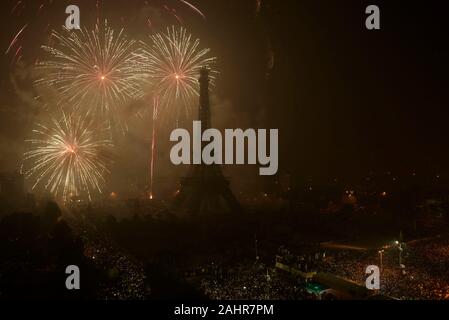 Lahore, Pakistan. 06Th Jan, 2020. Une belle vue imprenable sur le feu d'artifice le ciel au-dessus de l'icône, de la Tour Eiffel (réplique) à Bahria Town à Lahore pendant les célébrations du Nouvel An. Conformément à sa tradition, la Bahria Town est l'organisation de fêtes de fin d'année en même temps à l'icône de Bahria Town, Eiffel Tower at Bahria Town Lahore. (Photo par Rana Sajid Hussain/Pacific Press) Credit : Pacific Press Agency/Alamy Live News Banque D'Images