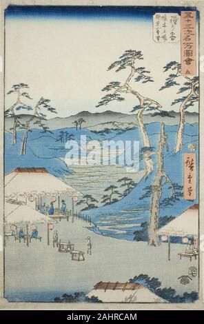 Utagawa Hiroshige. Hodogaya Vue éloignée sur les montagnes de Kamakura du Rest House près de la frontière (Arbre Hodogaya, Kyoboku tateba enbo Kamakura yama), no. 5 de la série de sites célèbres de la cinquante-trois Stations (Gojusan tsugi meisho zue), également connu sous le nom de Tokaido verticale. 1855. Le Japon. Estampe oban couleur ; Banque D'Images