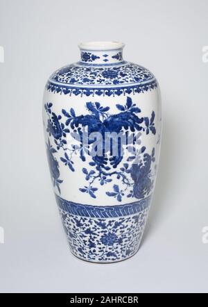 Vase avec des grenades et floral stylisé de volutes. 1644-1911. La Chine. Porcelaine peinte en bleu sous glaçure Banque D'Images