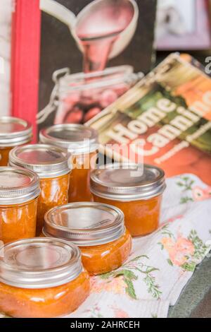 Pots de confiture d'abricot maison fraîchement le refroidissement dans une serviette sans toucher ou un choc dans l'abri (prend habituellement la nuit. Banque D'Images