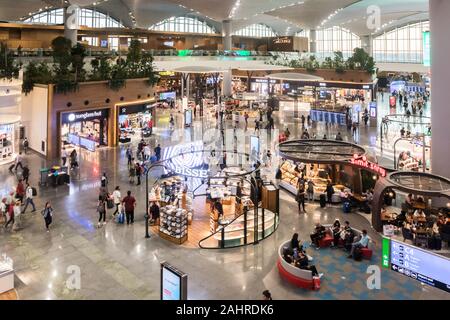 Istanbul, Turquie - 28 septembre 2019 : les gens dans le hall de départ de l'aéroport. Le nouvel aéroport a été ouvert en octobre 2018. Banque D'Images