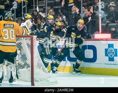 Detroit, Michigan, USA. 31 Dec, 2019. Célébration de l'équipe du Michigan au cours d'un jeu entre le Michigan et Michigan Tech à Little Caesars Arena, Detroit, Michigan. Michigan Tech a gagné le match 4-2. Crédit : Scott Hasse/ZUMA/Alamy Fil Live News Banque D'Images