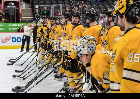 Detroit, Michigan, USA. 31 Dec, 2019. Michigan Tech équipe après un match entre le Michigan et Michigan Tech à Little Caesars Arena, Detroit, Michigan. Michigan Tech a gagné le match 4-2. Crédit : Scott Hasse/ZUMA/Alamy Fil Live News Banque D'Images