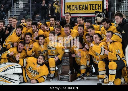 Detroit, Michigan, USA. 31 Dec, 2019. L'équipe de Michigan Tech photo après le match entre le Michigan et Michigan Tech à Little Caesars Arena, Detroit, Michigan. Michigan Tech a gagné le match 4-2. Crédit : Scott Hasse/ZUMA/Alamy Fil Live News Banque D'Images