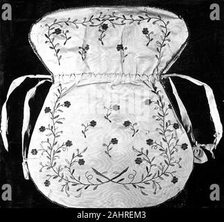 Sac. 1701-1800. L'Angleterre. La soie, à armure toile, moiré, courbure - fait face ; traitement de soie brodée de paillettes, purl,, la bande métallique enroulé sur le noyau de la soie ; tige et satin stitches Banque D'Images