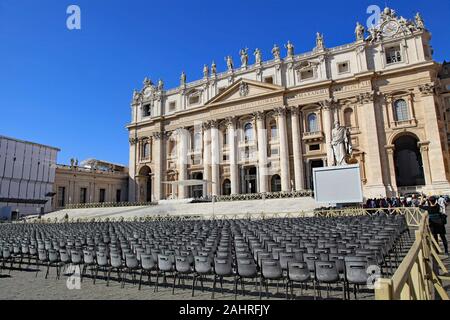 Chaises vides créée pour une audience papale en face de la Basilique Saint-Pierre, Vatican, Rome Banque D'Images