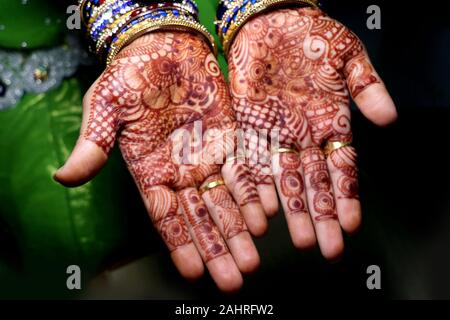 L'art à la main à l'aide de filles henna mehndi comme plante appelée aussi,style design.c'est une tradition en Inde. Banque D'Images