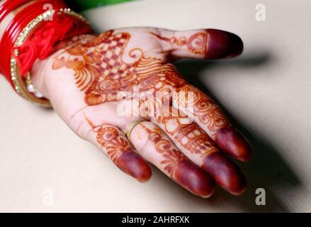 L'art à la main à l'aide de filles henna mehndi comme plante appelée aussi,style design.c'est une tradition en Inde. Banque D'Images